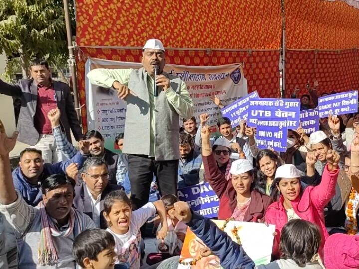 Jaipur animal doctor on hunger strike with children demanding equal pay for equal work rajasthan ann Jaipur: बच्चों के साथ अनशन पर बैठे एनिमल डॉक्टर, 'समान काम, समान वेतन' की कर रहे मांग, जानें मामला