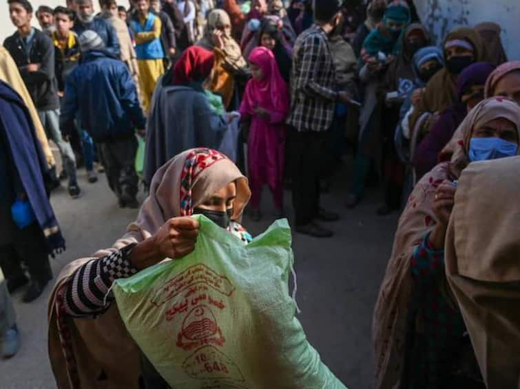 People Desperately Cling On To Flour Truck As Food Crisis Worsens In Pakistan | Video