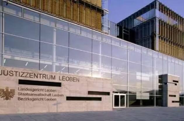 ਪੂਰੀ ਤਰ੍ਹਾਂ ਸ਼ੀਸ਼ੇ ਨਾਲ ਢਕੀ ਇਹ ਜੇਲ੍ਹ ਆਸਟਰੀਆ ਵਿੱਚ ਹੈ। ਇਸ ਜੇਲ੍ਹ ਦਾ ਨਾਂ 'ਜਸਟਿਸ ਸੈਂਟਰ ਲਿਓਬੇਨ' ਹੈ। ਇਸ ਜੇਲ੍ਹ ਵਿੱਚ ਕੈਦੀਆਂ ਲਈ ਜਿੰਮ ਤੋਂ ਲੈ ਕੇ ਸਪੋਰਟਸ ਸੈਂਟਰ ਅਤੇ ਪ੍ਰਾਈਵੇਟ ਆਲੀਸ਼ਾਨ ਕਮਰੇ ਬਣਾਏ ਗਏ ਹਨ, ਜਿਨ੍ਹਾਂ ਵਿੱਚ ਟੀਵੀ ਤੋਂ ਲੈ ਕੇ ਫਰੀਜ਼ ਤੱਕ ਦੀਆਂ ਸਾਰੀਆਂ ਸਹੂਲਤਾਂ ਮੌਜੂਦ ਹਨ। ਸਾਲ 2004 ਵਿੱਚ ਬਣੀ ਇਸ ਜੇਲ੍ਹ ਵਿੱਚ ਕੈਦੀ ਐਸ਼ੋ-ਆਰਾਮ ਦੀ ਜ਼ਿੰਦਗੀ ਬਤੀਤ ਕਰਦੇ ਹਨ।