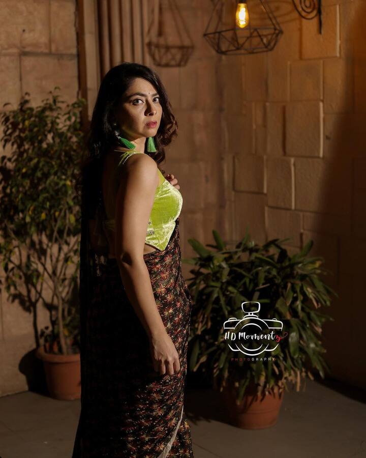 या फोटोमध्ये सोनाली काळ्या रंगाच्या साडीमध्ये दिसत आहे. (फोटो सौजन्य :sonalee18588/इंस्टाग्राम)