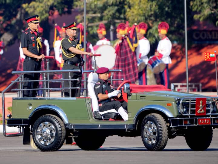 Army Day Parade पर सेना प्रमुख जनरल मनोड पांडे को सलामी दी गई. उन्होंने भारतीय सेना को संबोधित भी किया. उन्होंने कहा कि कठिन क्षेत्र और खराब मौसम के बावजूद हमारे बहादुर जवान वहां (बॉर्डर) तैनात हैं.