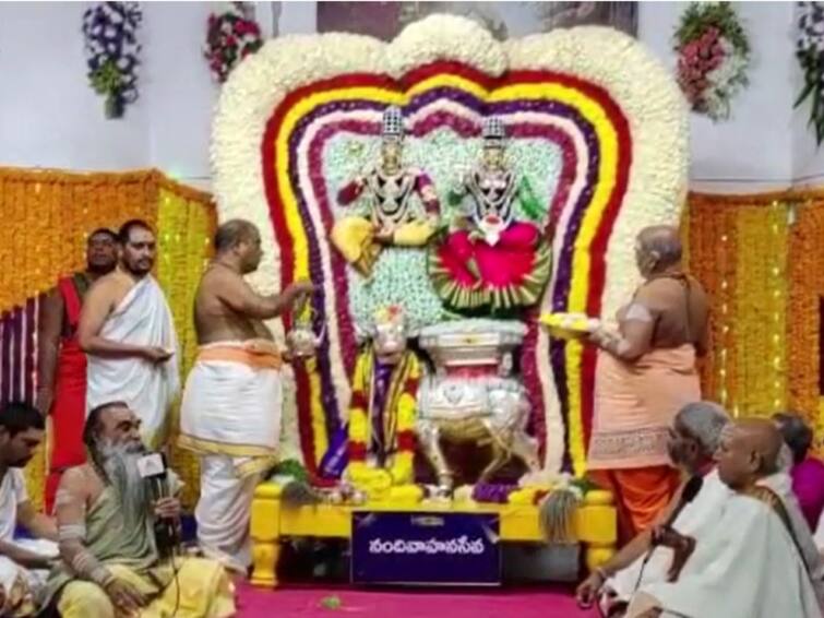 Pongal 2023 Sri Mallikarjuna Swamy Temple, Srisailam Sankranti Brahmotsavalu Srisailam Temple: శ్రీశైలంలో అమ్మవారికి పట్టువస్త్రాలు సమర్పించిన చెంచు గిరిజనులు, ఐటీడీఏ పి.ఓ రవీంద్రారెడ్డి