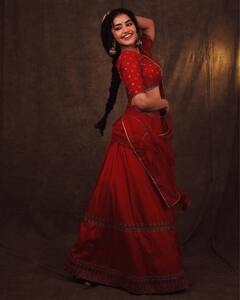 Anupama Parameswaran: రెడ్ డ్రెస్ లో వయ్యారాలు ఒలకబోస్తున్న అనుపమ