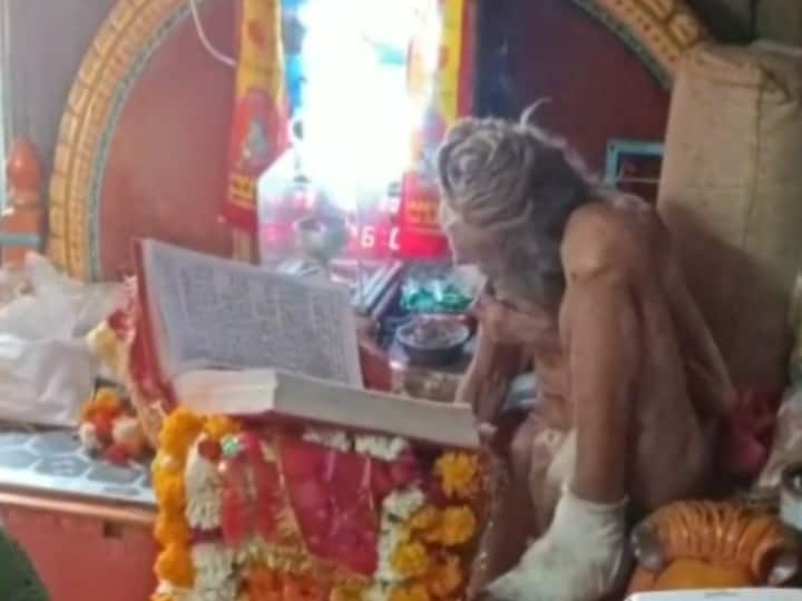 Khargone Sant Siyaram Baba recites Ramayana for 21 hours a day without wearing glasses At the age of 100 Khargone Sant Siyaram Baba: 100 साल की उम्र में रोजाना 21 घंटे पढ़ते हैं रामायण, रामभक्ति की ऐसी धुन देख हर कोई होगा नतमस्तक