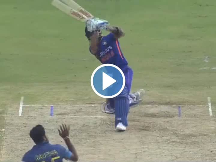 India vs Sri Lanka: Virat Kohli stunning shot for a six after hitting century loved by fans watch video Kohli Stunning Six: कोहली ने अद्भुत शॉट खेल जड़ा सिक्स, स्टेडियम में मौजूद हर कोई हुआ हैरान! बार- बार देखेंगे वीडियो