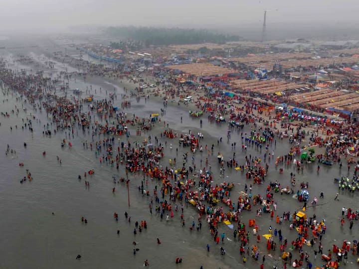 पश्चिम बंगाल के दक्षिण 24 परगना में मकर संक्रांति के अवसर पर श्रद्धालुओं ने गंगासागर में पवित्र डुबकी लगाई. भारी संख्या में श्रद्धालु गंगासागर पहुंचे जहां उन्होंने हर्ष उल्लास के साथ इस पर्व को मनाया.