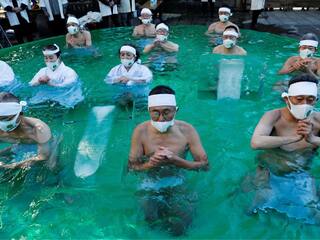 Weird News: ਪਾਪ ਧੋਣ ਲਈ ਬਰਫੀਲੇ ਪਾਣੀ 'ਚ ਲਗਾਉਂਦੇ ਹਨ ਡੁਬਕੀ, ਫਿਰ ਕਰਦੇ ਹਨ ਜ਼ਬਰਦਸਤ ਡਾਂਸ, ਜਾਣੋ ਕਿੱਥੇ ਹੈ ਅਜਿਹਾ ਅਨੋਖਾ ਵਿਸ਼ਵਾਸ