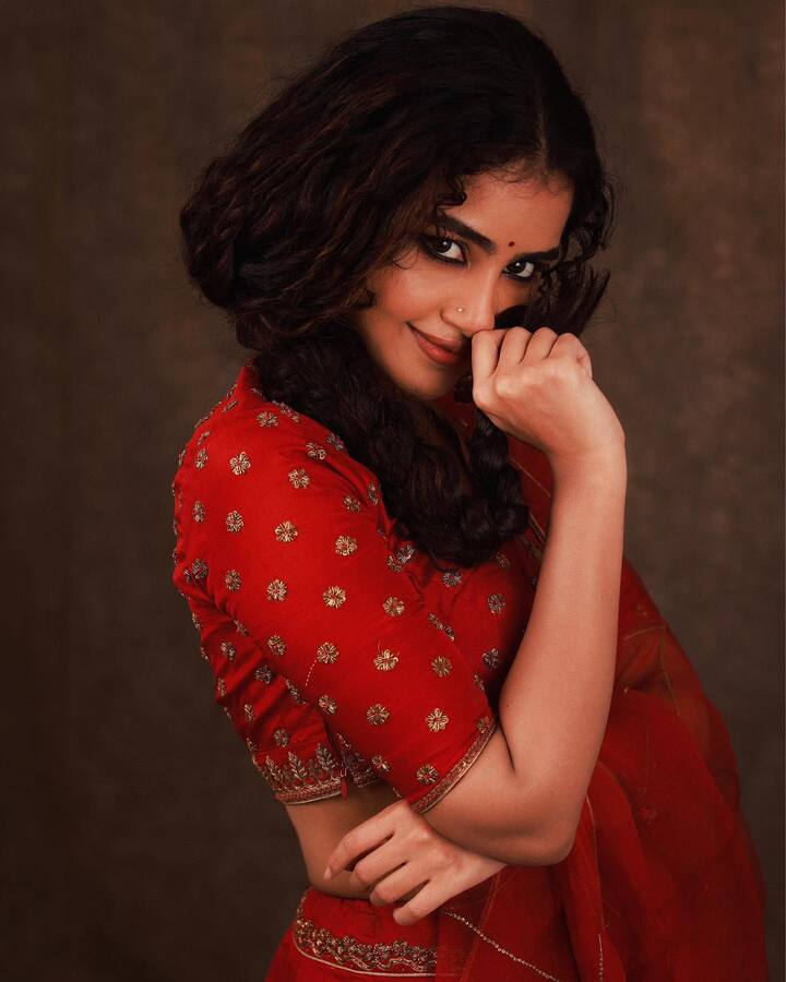 సినిమాల్లో బిజీగా ఉన్నా, సోషల్ మీడియాలో యాక్టివ్ గా ఉంటుంది. Photo Credit: Anupama Parameswaran/Instagram