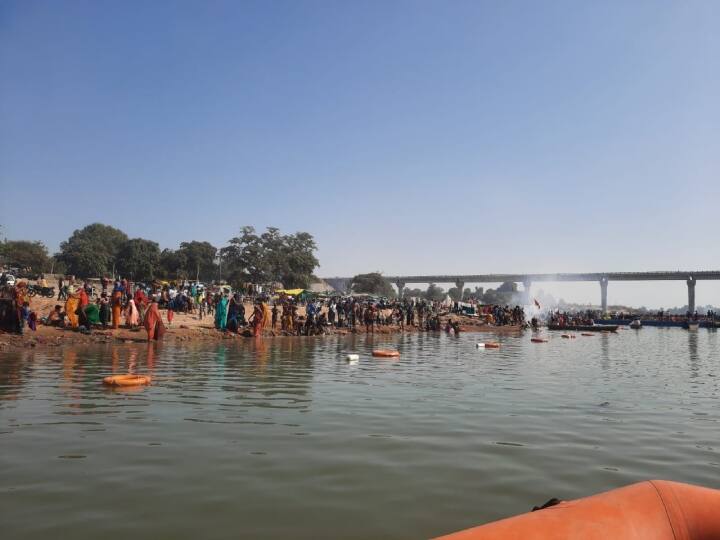 Madhya Pradesh News Makar Sankranti 2023 Devotees gathered to bathe in Narmada river ANN Makar Sankranti 2023: मकर संक्रांति पर नर्मदा स्‍नान के लिए उमड़े श्रद्धालु, किए गए सुरक्षा के खास इंतजाम