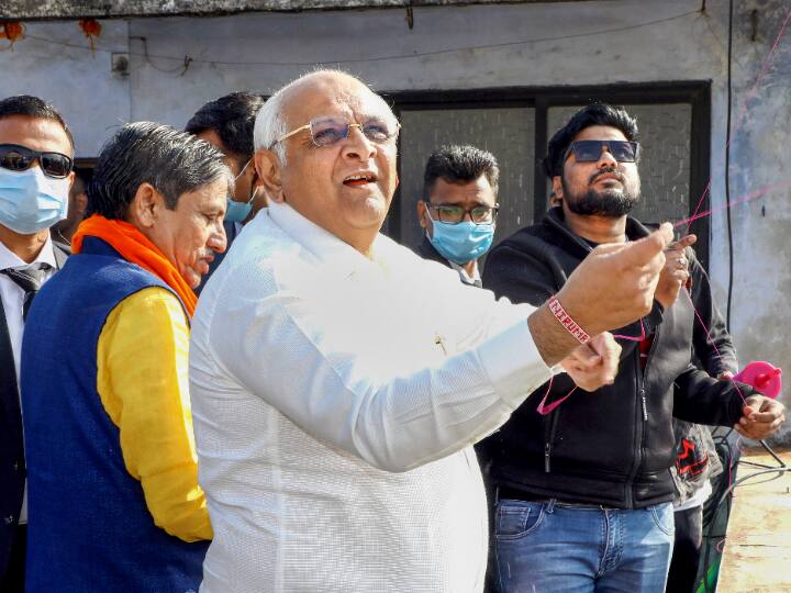 गुजरात के मुख्यमंत्री भूपेंद्र पटेल भी अहमदाबाद के दरियापुर में पतंग उड़ाते दिखे. उन्होंने पतंग उत्सव में भाग लेते हुए मकर संक्रांति पर्व का लुफ्त उठाया.