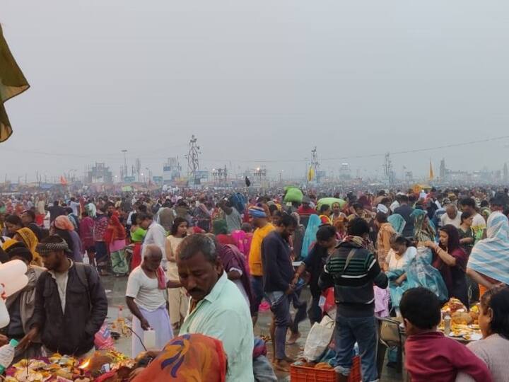 Devotees take holy dip in Gangasagar on the occasion of Makar Sankranti in South 24 Parganas.  (Source: ANI)