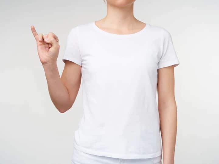 Know Why do we indicate with the little finger for go for urine read here reason behind this पेशाब जाने के संकेत के लिए छोटी उंगली को ही क्यों उठाया जाता है? कभी सोचा है इसका कारण
