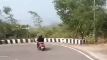 scooty girl funny driving video goes viral on social media Funny Video: ਮੋੜ 'ਤੇ ਸਕੂਟੀ ਮੋੜਨਾ ਹੀ ਭੁੱਲ ਗਈ ਕੁੜੀ, ਫਿਰ ਕੀ ਹੋਇਆ... ਦੇਖੋ ਮਜ਼ੇਦਾਰ ਵੀਡੀਓ