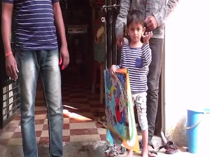छोटा भीम, पोकिमॉंन, तिरंगा असणारा, मिकी माऊस असणारे असे विविध रंगी पतंग बाजारपेठेत आल्याने बाजारपेठा रंगीबेरंगी पतंगांनी फुलून निघाल्या आहेत.