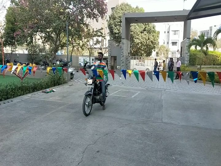 डोक्यापासून कंबरेपर्यंत उंची असलेल्या आणि काही सेकंदांत अंगात घालता येतं