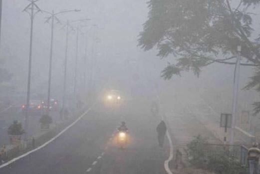 अनेक ठिकाणी धुके पडले आहे. त्यामुळं वाहन चालवताना अडचणी निर्माण होत आहेत.