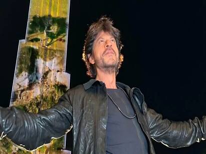 Shah Rukh Khan celebrates with fans as Pathaan trailer gets played on Burj Khalifa Pathaan: દુબઈના બુર્જ ખલીફા પર છવાયું પઠાણનું ટ્રેલર, શાહરૂખ ખાનના સિગ્નેચર પોઝથી ચાહકો બન્યા દિવાના  