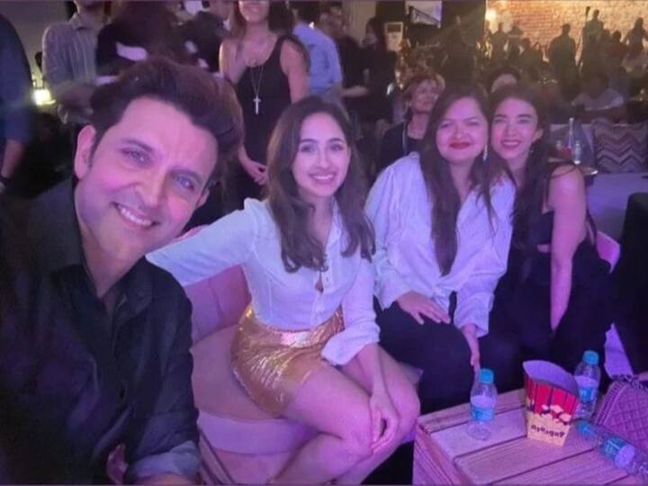 एक तस्वीर में ऋतिक रोशन के साथ उनकी गर्लफ्रेंड सबा आदाज दिखाई दी हैं. सभी झलकियां सोशल मीडिया पर खूब वायरल हो रही हैं.