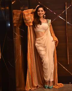 PHOTO: अप्सरेनं दिल्या संक्रातीच्या शुभेच्छा; पाहा काळ्या साडीतला खास लूक!