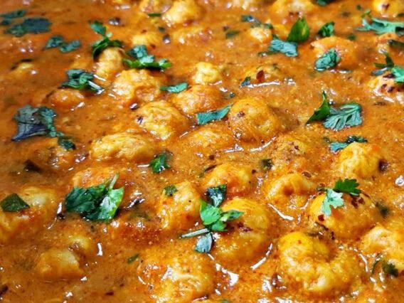 છેલ્લે દહીં ઉમેરીને બરાબર મિક્ષ કરી લો. છેલ્લી 4-5 મિનિટ સુધી પકાવો અને ગેસ બંધ કરો. રાયતા અને રોટલી સાથે સર્વ કરો. આ રેસીપી ઘરે ટ્રાય કરો અને તેને રેટ કરો.