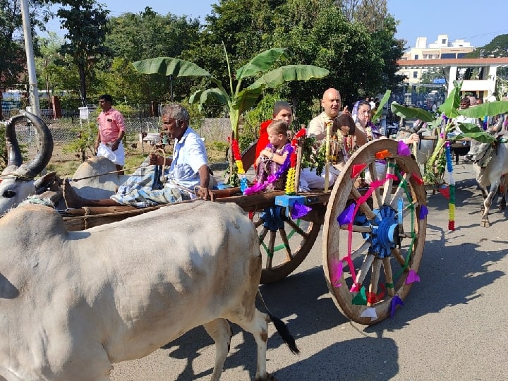Pongal Festival: வெளிநாட்டவருடன் சேலம் மாவட்ட ஆட்சியர் அலுவலகத்தில், பாரம்பரிய முறையில் பொங்கல் விழா கொண்டாட்டம்.