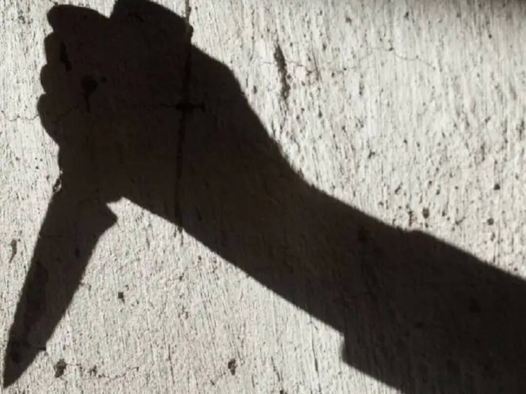 Crime :  வீட்டிற்கு வராததால் ஆத்திரம்.. காதலன் குடும்பத்தினரை கத்தியால் குத்திய பெண்.. நடந்தது என்ன?