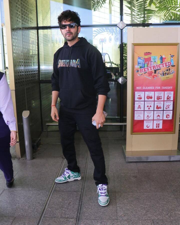 इस वैलेंटाइन डे पर अगर आप समझ नहीं पा रहे हैं कि क्या पहना जाए कार्तिक के इस लुक से टिप्स ले सकते हैं. इस तरह का ब्लैक लुक आपको और भी ज्यादा हैंडसम दिखने में मदद करेगा.