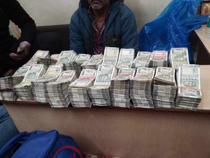 CBI Action On Bribery Additional Divisional Railway Manager and Others 6 Arrested ANN CBI का बड़ा एक्शन, 50 लाख की घूसखोरी के आरोप में रेलवे ADRM समेत 7 आरोपी गिरफ्तार- लाखों रुपये कैश बरामद