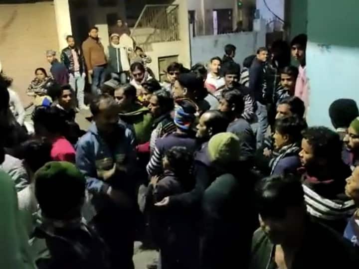 fight between two sides in Etawah of UP for Sabhasad seat in Nikay Chunav ANN UP Nikay Chunav: चुनावी रंजिश में इटावा का नौरंगाबाद बना रणक्षेत्र, दो पक्षों में जमकर चले लाठी-डंडे और पत्थर