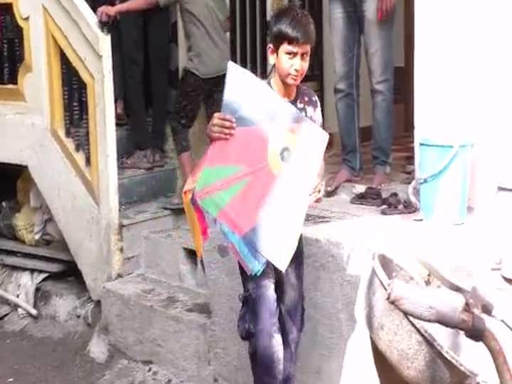 राज्यभरात आज मकरसंक्रातीचा सण मोठ्या उत्सवात साजरा झाला. नांदेडमध्येही पतंग उडवण्याचा आनंद लुटला.