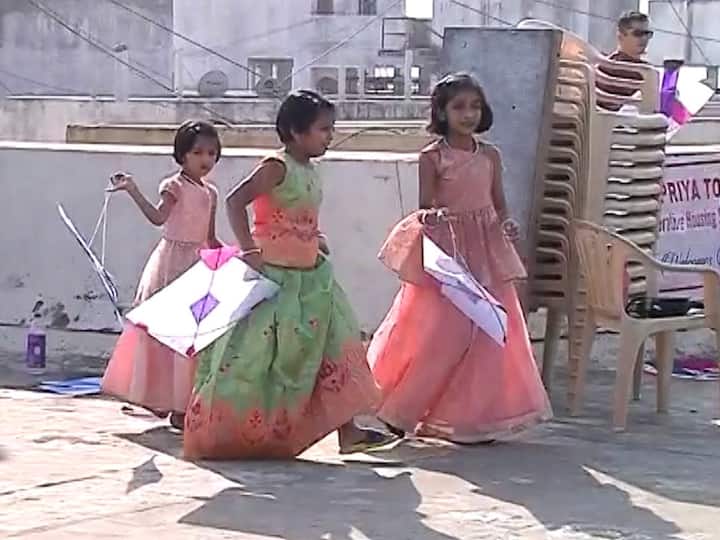 पतंगबाजी करून बच्चेकंपनीने देखील आनंद लुटला.