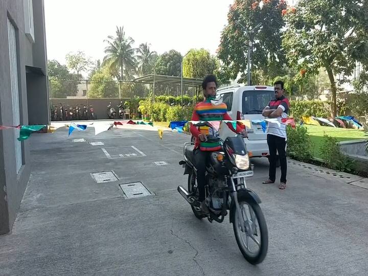 लवचिक वज्रकवच जॅकेटमध्ये हाय डेन्सिटी पॉलिप्रॉपीलीन या प्लास्टिकसदृश्य मजबूत पदार्थाचा तसेच हीटलॉनचा वापर करण्यात आला असून घातक मांजाने ते कापले जात नाही.