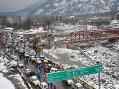 हिमाचल में बर्फबारी से 245 सड़कें हुई बंद, 623 बिजली ट्रांसफार्मर ठप, कश्मीर में बर्फीले तूफान का अलर्ट
