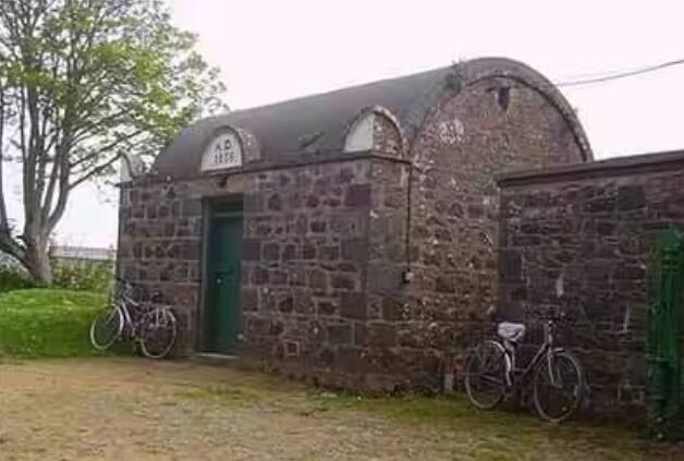 ਗਵਰਨੇਸੀ ਵਿੱਚ ਦੁਨੀਆ ਦੀ ਸਭ ਤੋਂ ਛੋਟੀ ਜੇਲ੍ਹ ਹੈ। ਇਹ ਛੋਟਾ ਜਿਹਾ ਟਾਪੂ ਇੰਗਲੈਂਡ ਅਤੇ ਫਰਾਂਸ ਦੇ ਵਿਚਕਾਰ ਹੈ। ਇਸ ਜੇਲ੍ਹ ਨੂੰ 'ਸਾਰਕ ਜੇਲ੍ਹ' ਵਜੋਂ ਜਾਣਿਆ ਜਾਂਦਾ ਹੈ। ਸਾਲ 1856 ਵਿੱਚ ਬਣੀ ਇਸ ਜੇਲ੍ਹ ਵਿੱਚ ਸਿਰਫ਼ ਦੋ ਕੈਦੀ ਹੀ ਰਹਿ ਸਕਦੇ ਹਨ। ਅੱਜ ਵੀ ਇਸ ਜੇਲ੍ਹ ਵਿੱਚ ਕੈਦੀਆਂ ਨੂੰ ਸਿਰਫ਼ ਰਾਤ ਭਰ ਦੀ ਸਜ਼ਾ ਦਿੱਤੀ ਜਾਂਦੀ ਹੈ। ਪਰ ਜੇਕਰ ਕੈਦੀ ਜ਼ਿਆਦਾ ਹੰਗਾਮਾ ਕਰਦੇ ਹਨ ਤਾਂ ਉਨ੍ਹਾਂ ਨੂੰ ਇੱਥੋਂ ਹਟਾ ਕੇ ਹੋਰ ਵੱਡੀਆਂ ਜੇਲ੍ਹਾਂ ਵਿੱਚ ਤਬਦੀਲ ਕਰ ਦਿੱਤਾ ਜਾਂਦਾ ਹੈ।