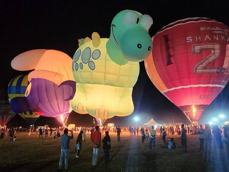 Eighth International Balloon Festival started on 13th and ends today to promote tourism in Coimbatore district. நம்ம பொள்ளாச்சியில் சர்வதேச பலூன் திருவிழா.. வானில் வட்டமடித்த பலூன்களை கண்டு ரசித்த மக்கள்..