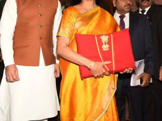 'ਬਜਟ' ਸ਼ਬਦ ਫਰਾਂਸੀਸੀ ਸ਼ਬਦ 'ਬੌਜੇਟ' ਤੋਂ ਲਿਆ ਗਿਆ ਹੈ, ਜਿਸਦਾ ਅਰਥ ਹੈ ਚਮੜੇ ਦਾ ਬੈਗ ਜਾਂ ਬ੍ਰੀਫਕੇਸ। ਬਜਟ ਪੇਸ਼ ਕਰਨ ਲਈ ਬ੍ਰਿਟਿਸ਼ ਸ਼ਾਸਨ ਤੋਂ 2010 ਤੱਕ ਲਾਲ ਗਲੈਡਸਟੋਨ ਬਾਕਸ ਦੀ ਵਰਤੋਂ ਕੀਤੀ ਜਾਂਦੀ ਸੀ। ਹਾਲਾਂਕਿ ਬਾਅਦ ਵਿੱਚ ਇਸਨੂੰ ਬਦਲ ਦਿੱਤਾ ਗਿਆ ਸੀ। (PC-pib.gov.in)