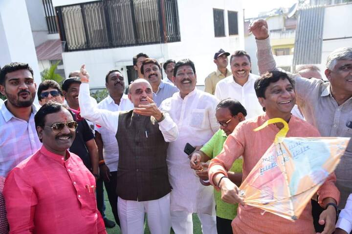 भाजपचे माजी नगरसेवक अनिल मकरिये यांनी पतंगबाजीचे आयोजन केले.