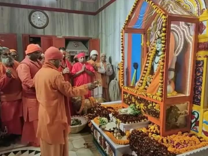 CM Yogi Adityanath in Peethadheeshwar role as Gorakhnath temple on Makar Sankranti in Gorakhpur ANN Makar Sankranti 2023: गोरखनाथ मंदिर में CM योगी ने निभाई पीठाधीश्वर की भूमिका, विशेष पूजा के बाद चढ़ाई खिचड़ी