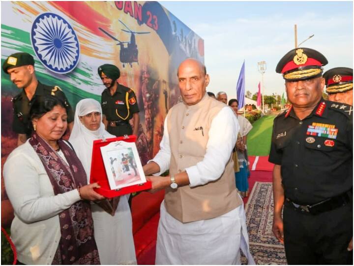 रक्षा मंत्री ने कहा कि 2027 तक भारत दुनिया की तीसरी सबसे बड़ी अर्थव्यवस्था बन जाएगी और 2047 तक टॉप ईकोनॉमी बन जाएगी. राजनाथ सिंह ने रूस-यूक्रेन संघर्ष से सबक लेने का जिक्र करते हुए सेना से भविष्य के लिए तैयार रहने को कहा. उन्होंने सशस्त्र बलों से आह्वान किया कि वे अपनी क्षमताओं को बढ़ाएं और आने वाले दिनों में सभी प्रमुख सशस्त्र बल अपने सुरक्षा तंत्र को मजबूत करेंगे.