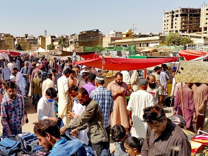 Pakistan Price Hike Know Vegetables rate in pakistan why people is suffering from inflation पाकिस्तान में क्या भाव मिल रहा है आलू-प्याज? रेट लिस्ट देख आप भी कहेंगे- आखिर लोग कैसे रह रहे हैं