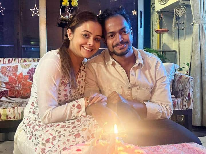 Devoleena Bhattacharjee Shahnawaz Sheikh Photos: टीवी एक्ट्रेस देवोलीना भट्टाचार्जी ने पति शाहनवाज शेख के साथ फर्स्ट मंथ एनिवर्सरी सेलिब्रेट की, जिसकी तस्वीरें सामने आई हैं.