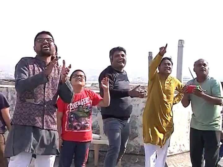 ठिकठिकाणी पतंग उडवून संक्रांतीचा सण साजरा करण्यात आला.