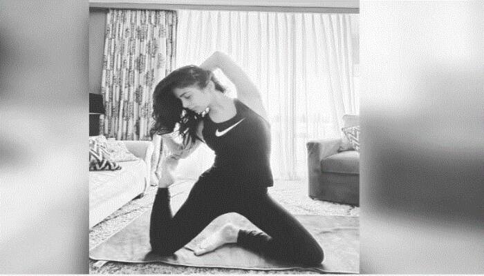 Mouni Roy Fitness: ਅਦਾਕਾਰਾ ਮੌਨੀ ਰਾਏ ਹਮੇਸ਼ਾ ਆਪਣੀਆਂ ਤਸਵੀਰਾਂ ਨਾਲ ਸੋਸ਼ਲ ਮੀਡੀਆ 'ਤੇ ਹਾਵੀ ਰਹਿੰਦੀ ਹੈ। ਅਦਾਕਾਰਾ ਆਪਣੇ ਸੋਸ਼ਲ ਮੀਡੀਆ ਅਕਾਊਂਟ 'ਤੇ ਫਿਟਨੈੱਸ ਨਾਲ ਜੁੜੀਆਂ ਤਸਵੀਰਾਂ ਅਤੇ ਵੀਡੀਓਜ਼ ਸ਼ੇਅਰ ਕਰਦੀ ਰਹਿੰਦੀ ਹੈ।