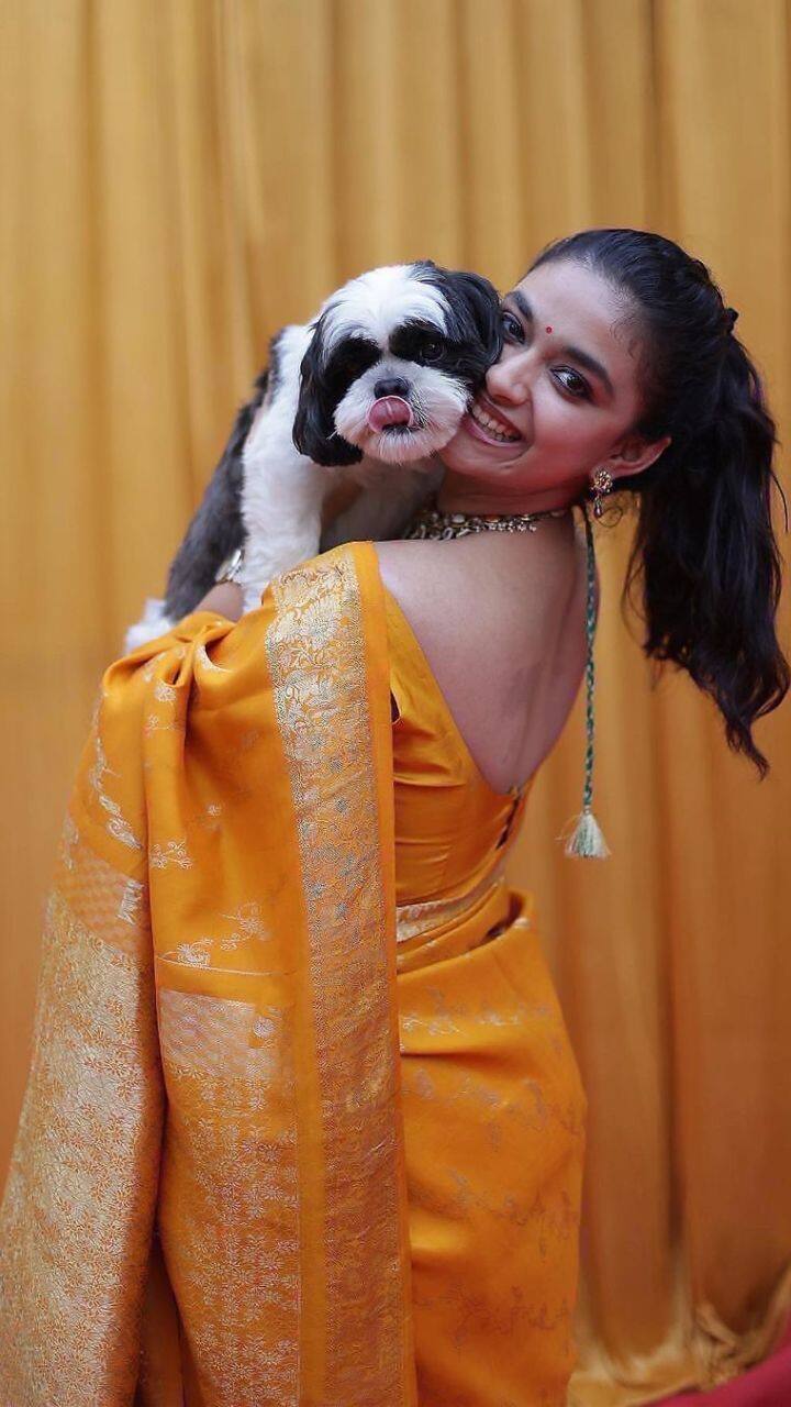 தனது செல்லப்பிராணியுடன் கீர்த்தி