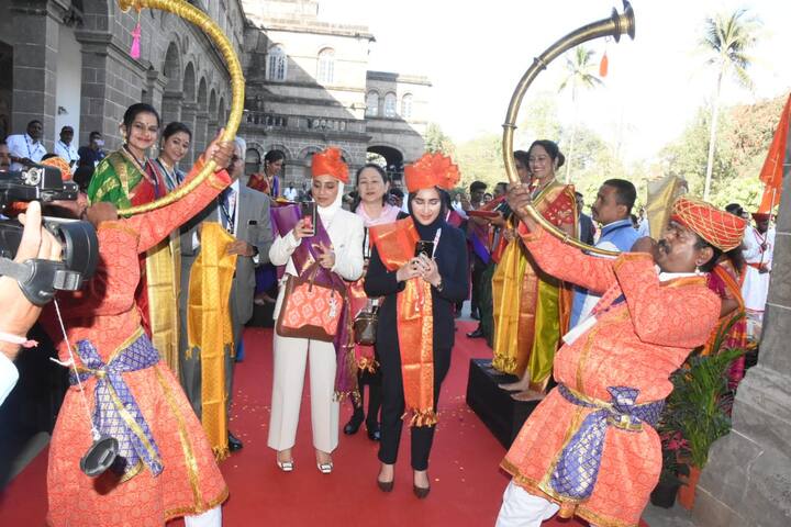 सावित्रीबाई फुले पुणे विद्यापीठात ढोल ताशांच्या गजरात पारंपरिक स्वागत