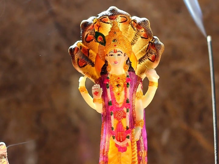 श्रीकृष्ण गोविन्द हरे मुरारे। हे नाथ नारायण वासुदेवाय।। - विवाह में बाधा आ रही है तो जगत के पालन हार विष्णु जी के इस मंत्र का षटतिला एकादशी पर 5 माला जाप करें. इससे शीघ्र विवाह के योग बनेंगे.