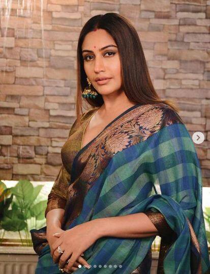 ਹਾਲ ਹੀ 'ਚ ਸੁਰਭੀ ਨੇ ਆਪਣੇ ਸੋਸ਼ਲ ਮੀਡੀਆ 'ਤੇ ਸੰਕ੍ਰਾਂਤੀ ਲਈ ਇੱਕ ਖੂਬਸੂਰਤ ਸਾੜੀ ਪਹਿਨ ਕੇ ਤਸਵੀਰਾਂ ਪੋਸਟ ਕੀਤੀਆਂ ਹਨ। ਸੁਰਭੀ ਦੇ ਇਸ ਸਾਧਾਰਨ ਸਾੜ੍ਹੀ ਲੁੱਕ ਦੀ ਹੁਣ ਤੱਕ ਪ੍ਰਸ਼ੰਸਕਾਂ ਨੇ ਕਾਫੀ ਤਾਰੀਫ ਕੀਤੀ ਹੈ।