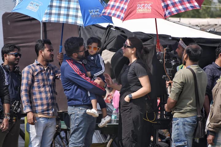 রাজ যে ছবিগুলি শেয়ার করেছেন সেখানে এক ফ্রেমে দেখা যাচ্ছে রাজ, শুভশ্রী ও ইউভানকে। এর আগেও খুদেকে দেখা গিয়েছিল পরিচালকের চেয়ারে বসে মাইক হাতে খেলা করতে। তাতে অনেকে বলেছিলেন, ইউভান সঠিকভাবেই বড় হচ্ছে।