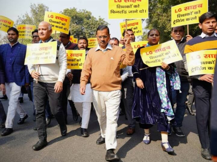 दिल्ली (Delhi) की अरविंद केजरीवाल सरकार और एलजी अब सरकारी शिक्षकों को ट्रैनिंग के लिए फिनलैंड भेजने को लेकर आमने-सामने है. इसे लेकर सोमवार को सीएम केजरीवाल ने एलजी आवास तक पैदल मार्च भी निकाला.