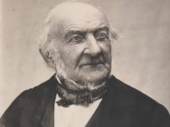 બજેટને બ્રીફકેસમાં લાવવું એ અંગ્રેજી સંસ્કૃતિ છે, જેનો ઉપયોગ 1800ના દાયકામાં શરૂ થયો હતો. જ્યારે વિલિયમ ઇવર્ટ ગ્લેડસ્ટોન લાલ બ્રીફકેસમાં બજેટ લાવ્યા ત્યારે તેની શરૂઆત થઈ. (PC - નેશનલ પોટ્રેટ)